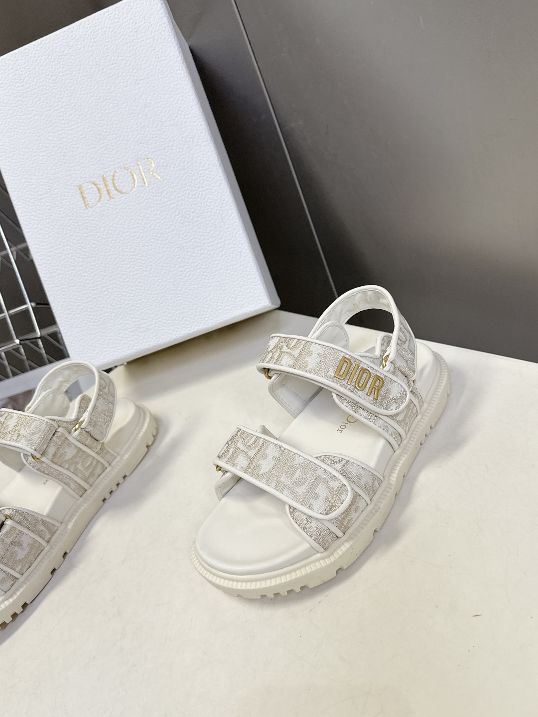 Dior迪奥春夏最新款魔术贴凉鞋、超多明星网红种草、经典的版型设计➕上迪奥LOGO五金点缀、超好看超百搭