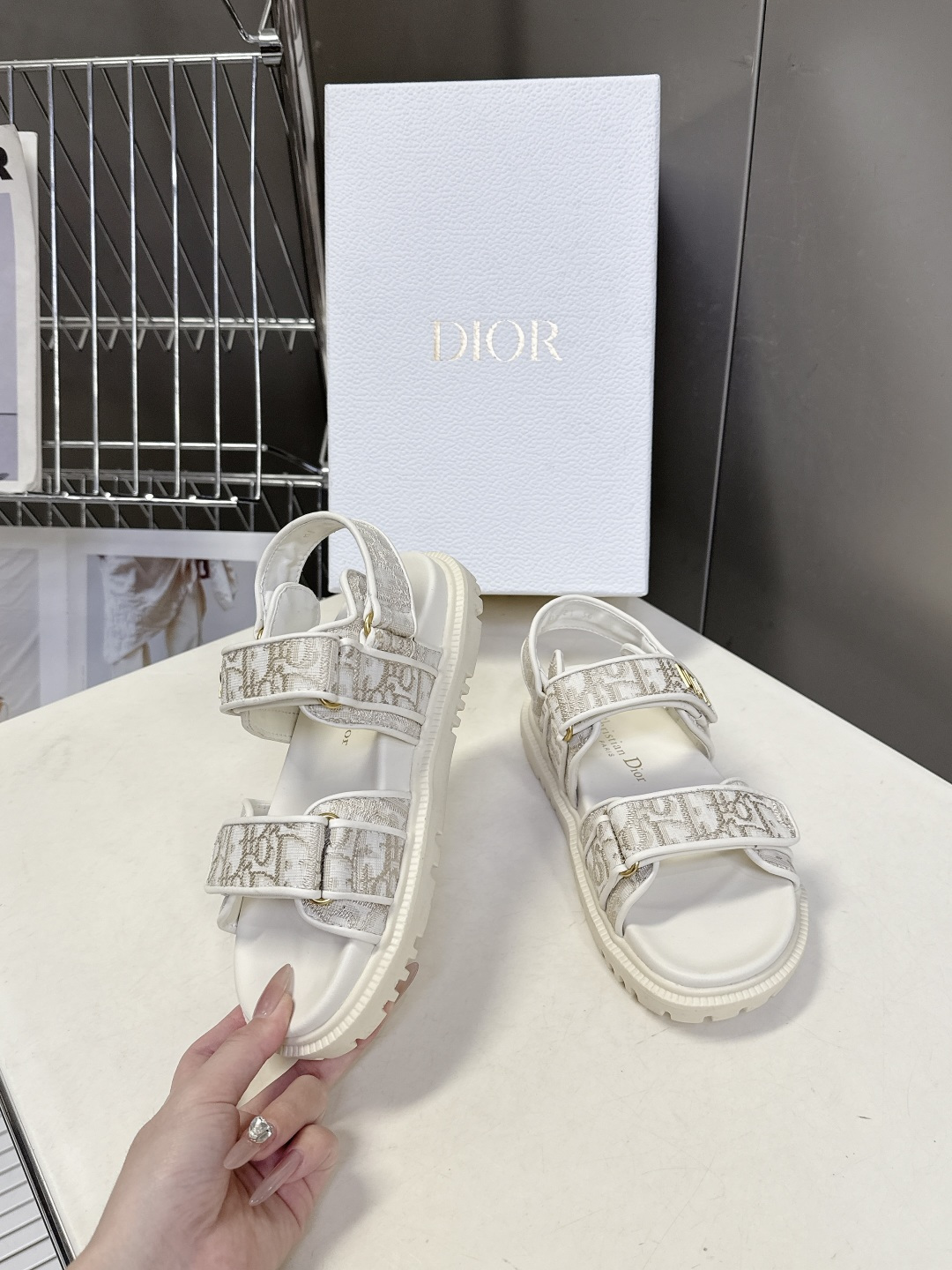 Dior迪奥春夏最新款魔术贴凉鞋、超多明星网红种草、经典的版型设计➕上迪奥LOGO五金点缀、超好看超百搭