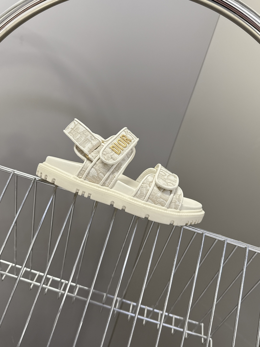 Dior迪奥春夏最新款魔术贴凉鞋、超多明星网红种草、经典的版型设计➕上迪奥LOGO五金点缀、超好看超百搭