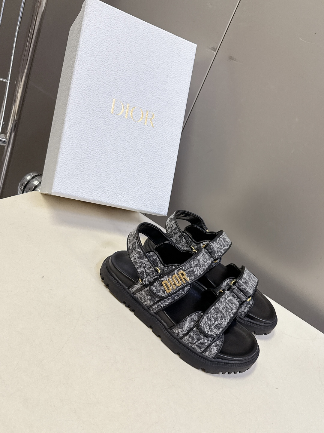 Dior迪奥春夏最新款魔术贴凉鞋、超多明星网红种草、经典的版型设计➕上迪奥LOGO五金点缀、超好看超百搭