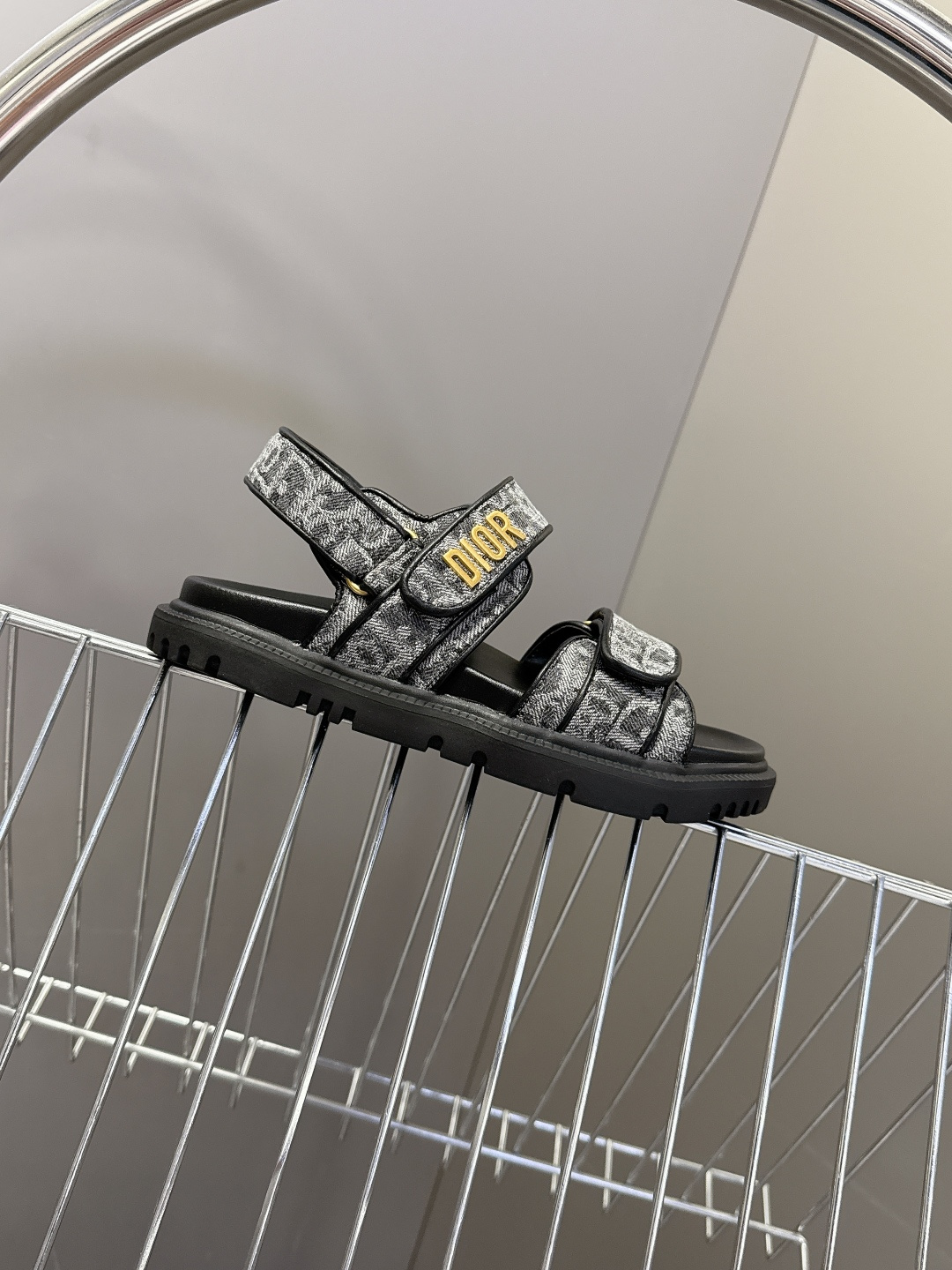 Dior迪奥春夏最新款魔术贴凉鞋、超多明星网红种草、经典的版型设计➕上迪奥LOGO五金点缀、超好看超百搭