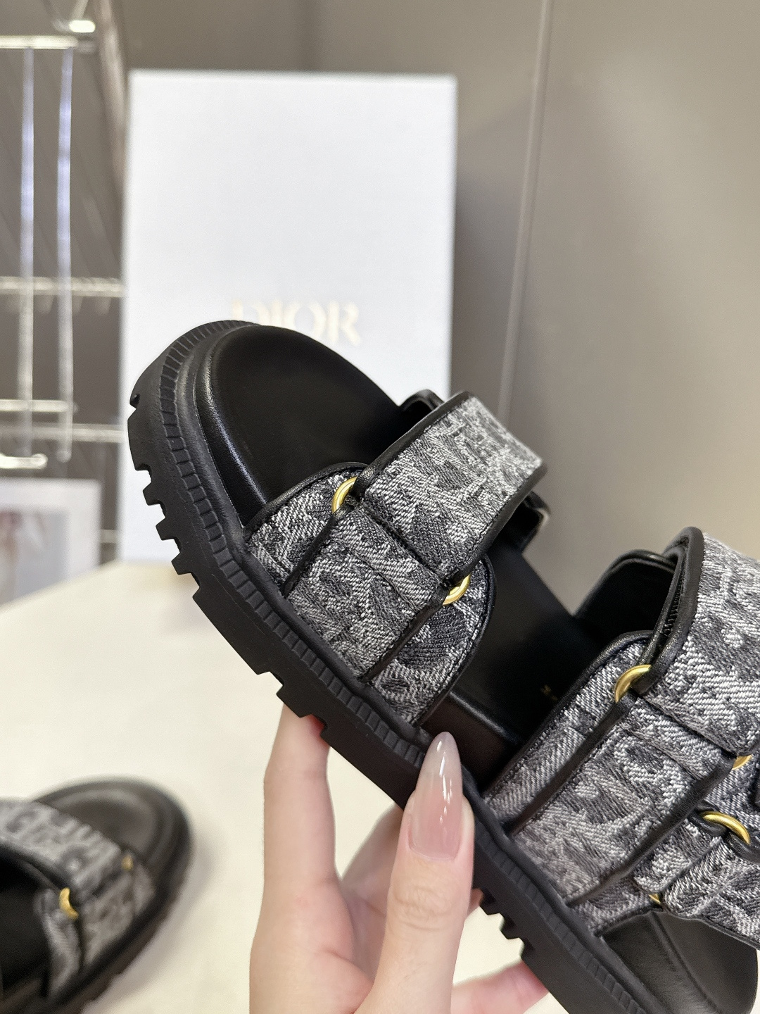 Dior迪奥春夏最新款魔术贴凉鞋、超多明星网红种草、经典的版型设计➕上迪奥LOGO五金点缀、超好看超百搭