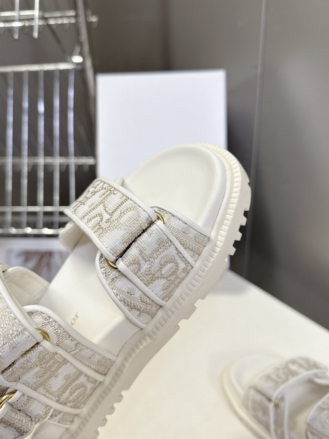 Dior迪奥春夏最新款魔术贴凉鞋、超多明星网红种草、经典的版型设计➕上迪奥LOGO五金点缀、超好看超百搭