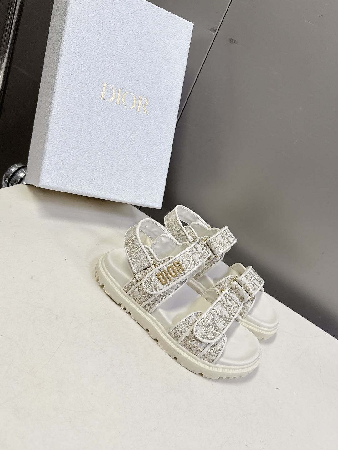 Dior迪奥春夏最新款魔术贴凉鞋、超多明星网红种草、经典的版型设计➕上迪奥LOGO五金点缀、超好看超百搭