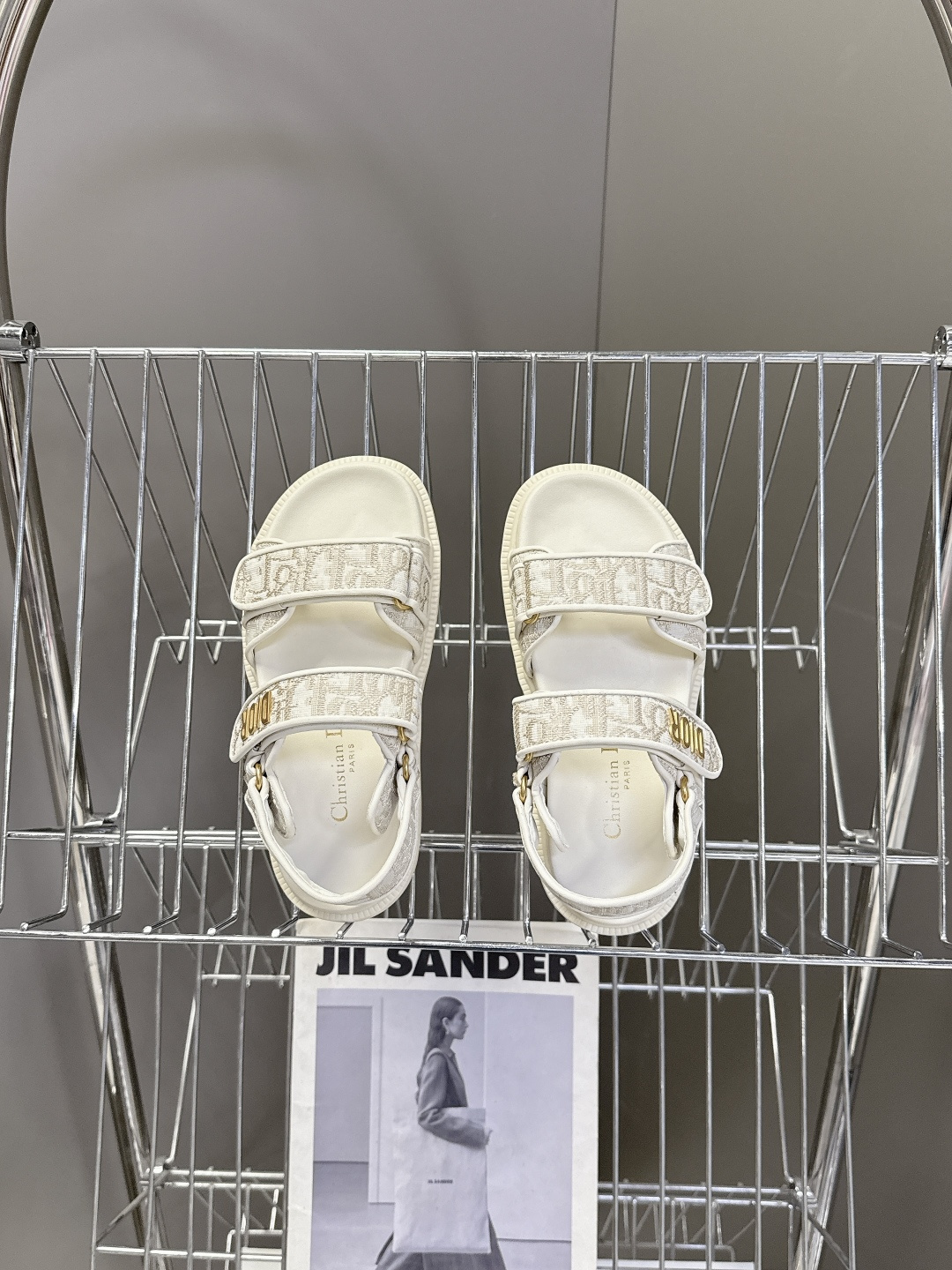 Dior迪奥春夏最新款魔术贴凉鞋、超多明星网红种草、经典的版型设计➕上迪奥LOGO五金点缀、超好看超百搭