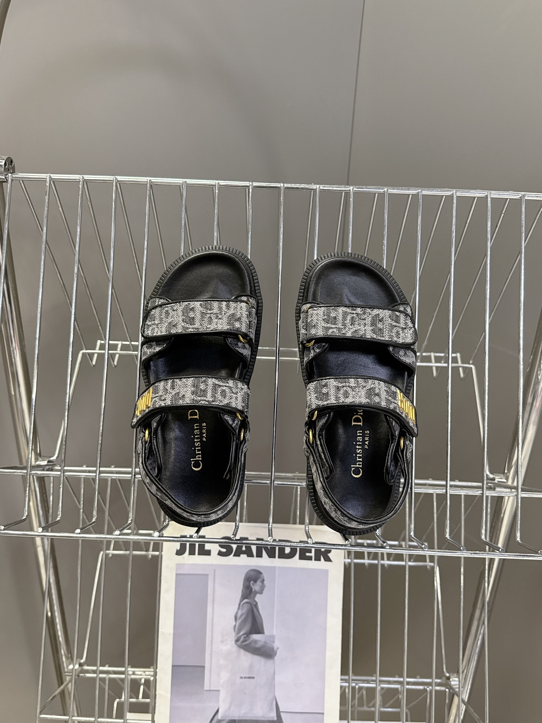 Dior迪奥春夏最新款魔术贴凉鞋、超多明星网红种草、经典的版型设计➕上迪奥LOGO五金点缀、超好看超百搭