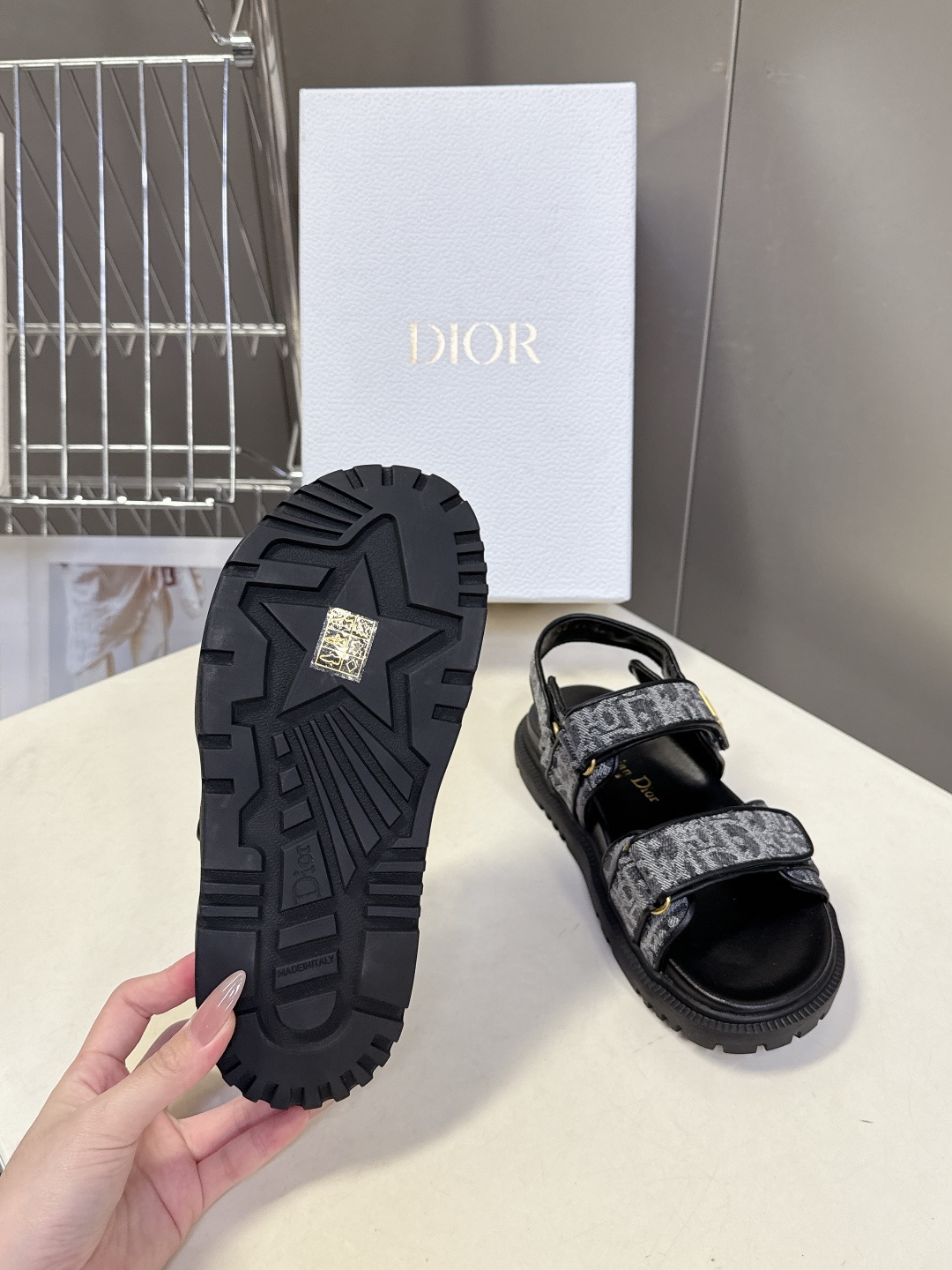 Dior迪奥春夏最新款魔术贴凉鞋、超多明星网红种草、经典的版型设计➕上迪奥LOGO五金点缀、超好看超百搭