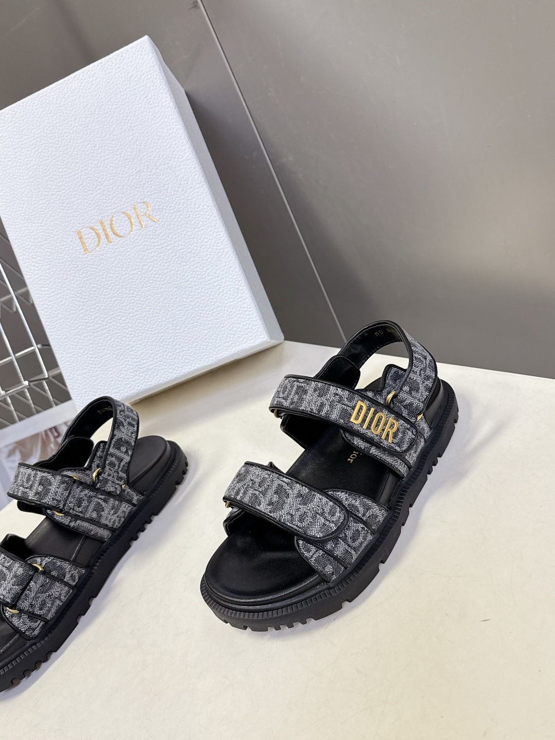 Dior迪奥春夏最新款魔术贴凉鞋、超多明星网红种草、经典的版型设计➕上迪奥LOGO五金点缀、超好看超百搭