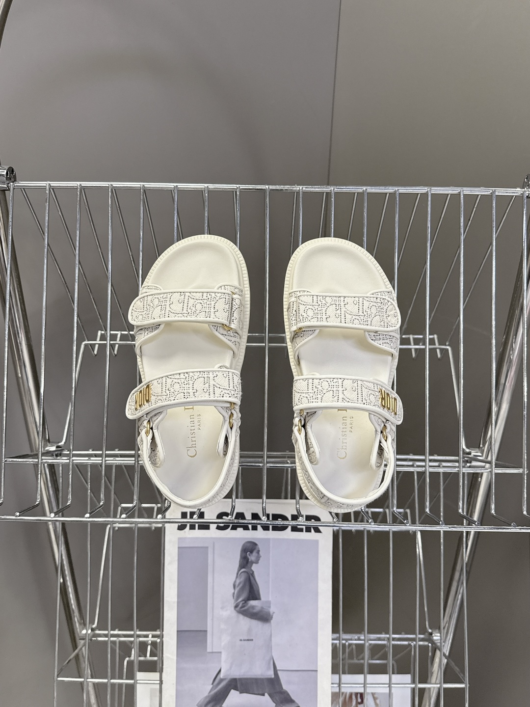 Dior迪奥春夏最新款魔术贴凉鞋、超多明星网红种草、经典的版型设计➕上迪奥LOGO五金点缀、超好看超百搭