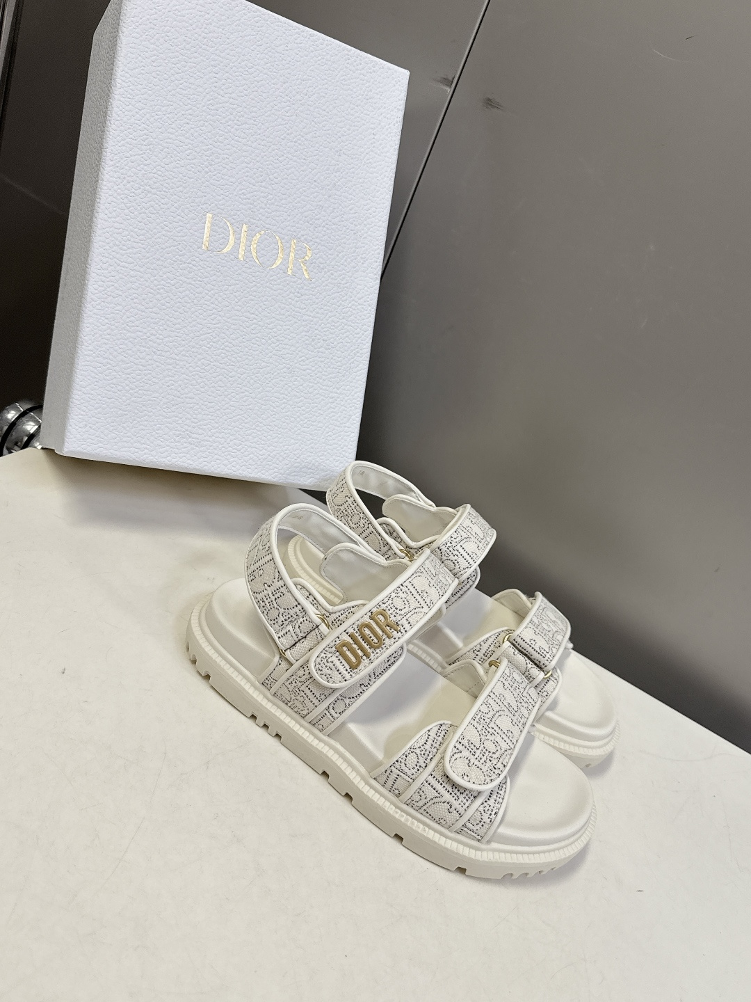 Dior迪奥春夏最新款魔术贴凉鞋、超多明星网红种草、经典的版型设计➕上迪奥LOGO五金点缀、超好看超百搭