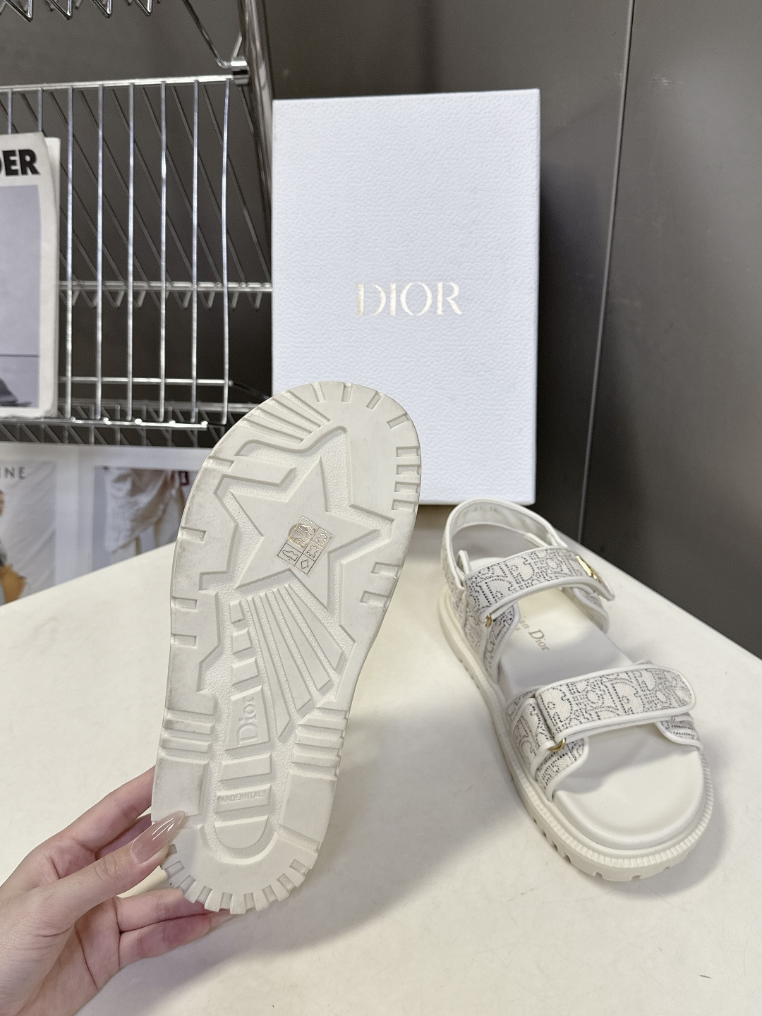 Dior迪奥春夏最新款魔术贴凉鞋、超多明星网红种草、经典的版型设计➕上迪奥LOGO五金点缀、超好看超百搭