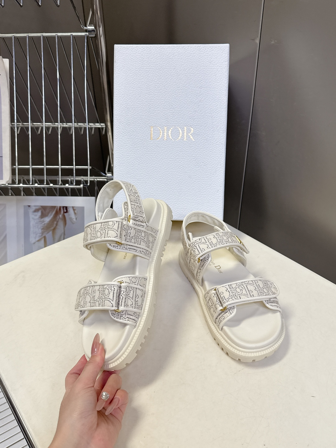 Dior迪奥春夏最新款魔术贴凉鞋、超多明星网红种草、经典的版型设计➕上迪奥LOGO五金点缀、超好看超百搭