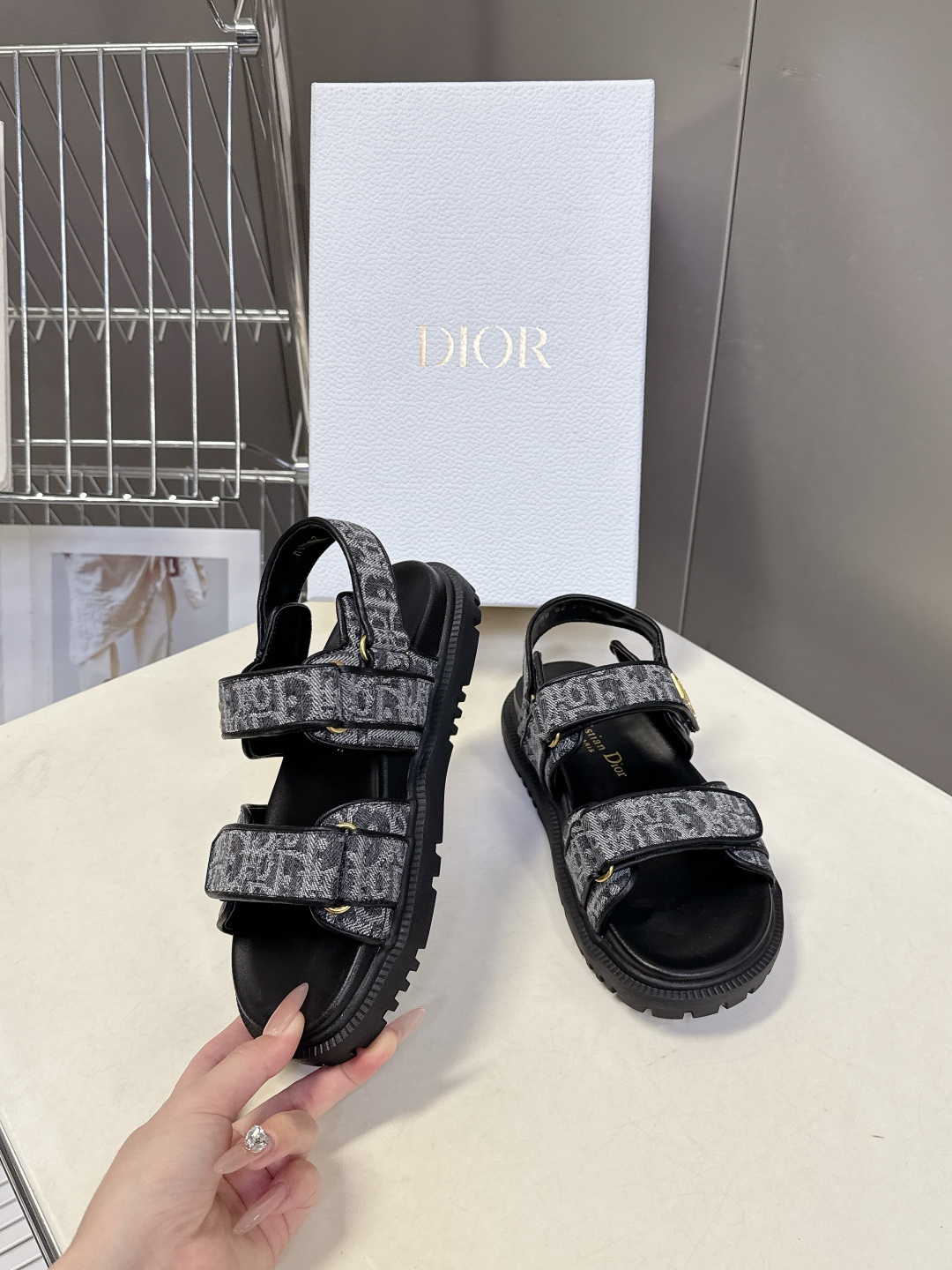 Dior迪奥春夏最新款魔术贴凉鞋、超多明星网红种草、经典的版型设计➕上迪奥LOGO五金点缀、超好看超百搭