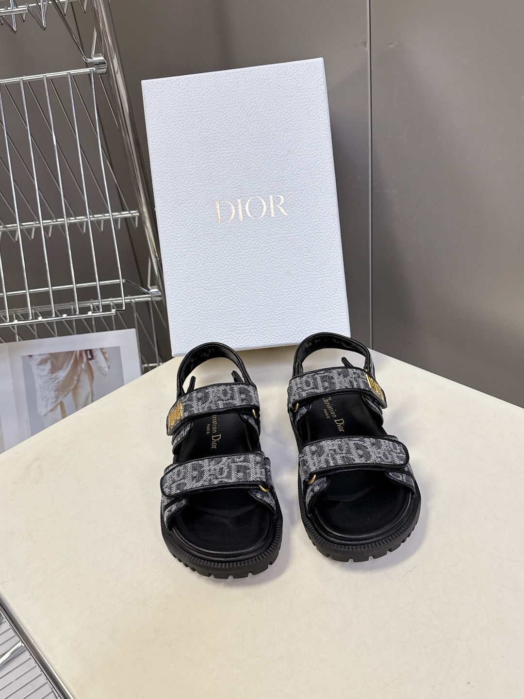 Dior迪奥春夏最新款魔术贴凉鞋、超多明星网红种草、经典的版型设计➕上迪奥LOGO五金点缀、超好看超百搭