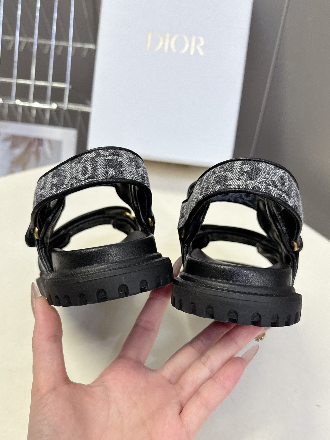 Dior迪奥春夏最新款魔术贴凉鞋、超多明星网红种草、经典的版型设计➕上迪奥LOGO五金点缀、超好看超百搭