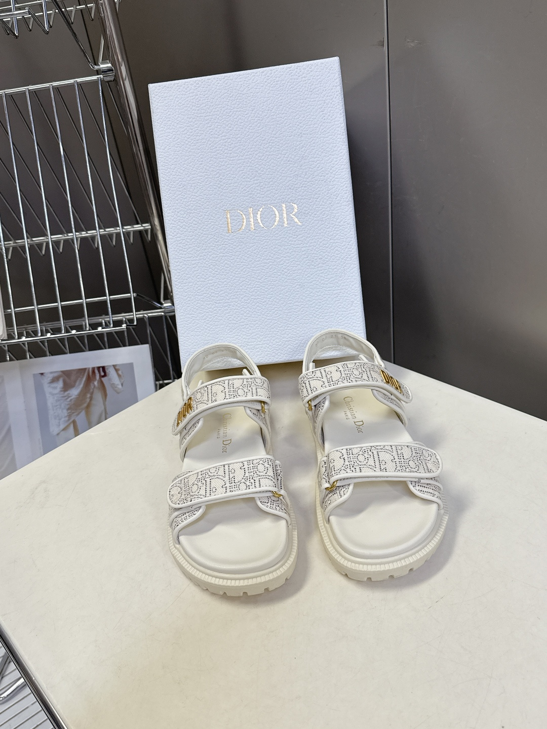 Dior迪奥春夏最新款魔术贴凉鞋、超多明星网红种草、经典的版型设计➕上迪奥LOGO五金点缀、超好看超百搭