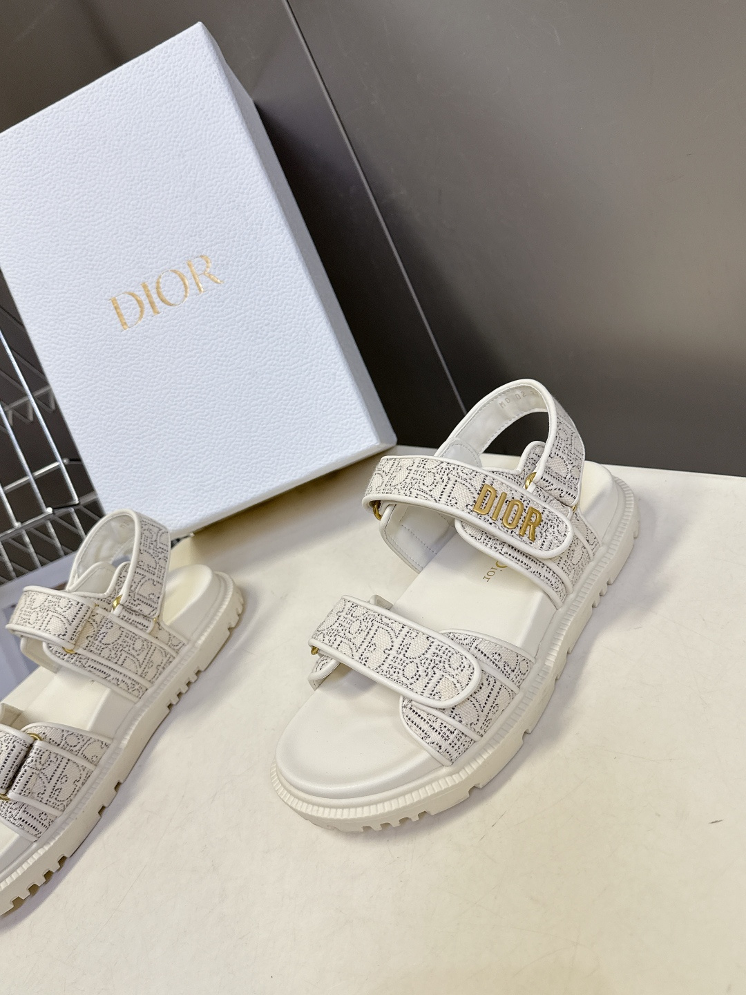 Dior迪奥春夏最新款魔术贴凉鞋、超多明星网红种草、经典的版型设计➕上迪奥LOGO五金点缀、超好看超百搭