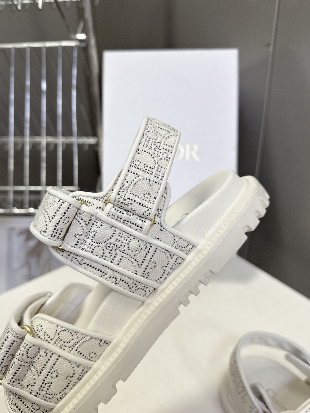 Dior迪奥春夏最新款魔术贴凉鞋、超多明星网红种草、经典的版型设计➕上迪奥LOGO五金点缀、超好看超百搭