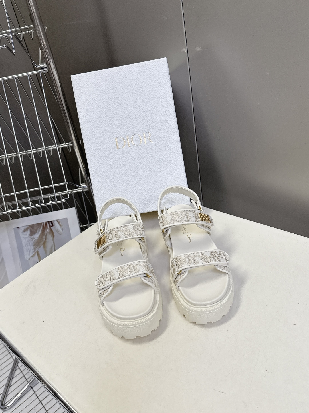 Dior迪奥春夏最新款魔术贴凉鞋、超多明星网红种草、经典的版型设计➕上迪奥LOGO五金点缀、超好看超百搭