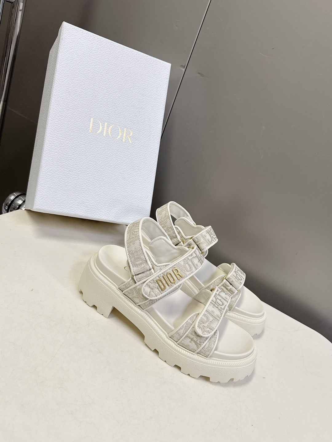 Dior迪奥春夏最新款魔术贴凉鞋、超多明星网红种草、经典的版型设计➕上迪奥LOGO五金点缀、超好看超百搭