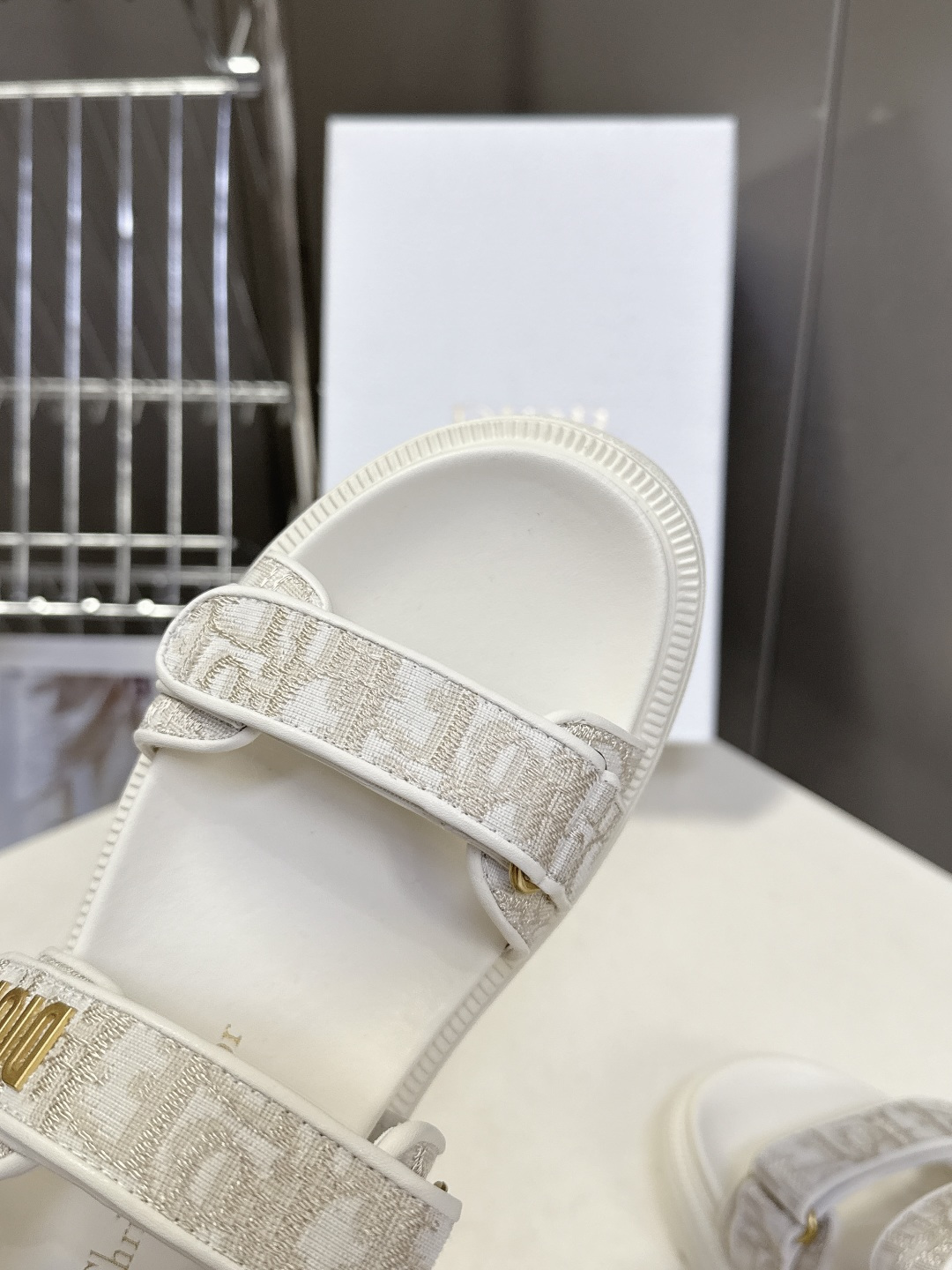 Dior迪奥春夏最新款魔术贴凉鞋、超多明星网红种草、经典的版型设计➕上迪奥LOGO五金点缀、超好看超百搭