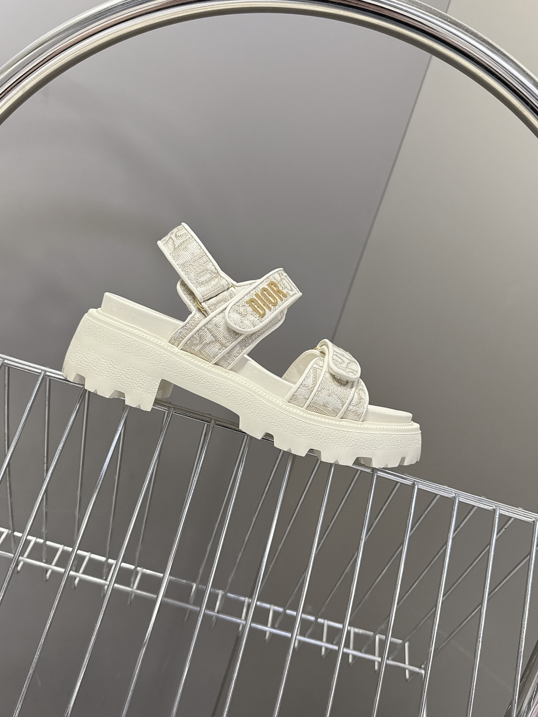 Dior迪奥春夏最新款魔术贴凉鞋、超多明星网红种草、经典的版型设计➕上迪奥LOGO五金点缀、超好看超百搭