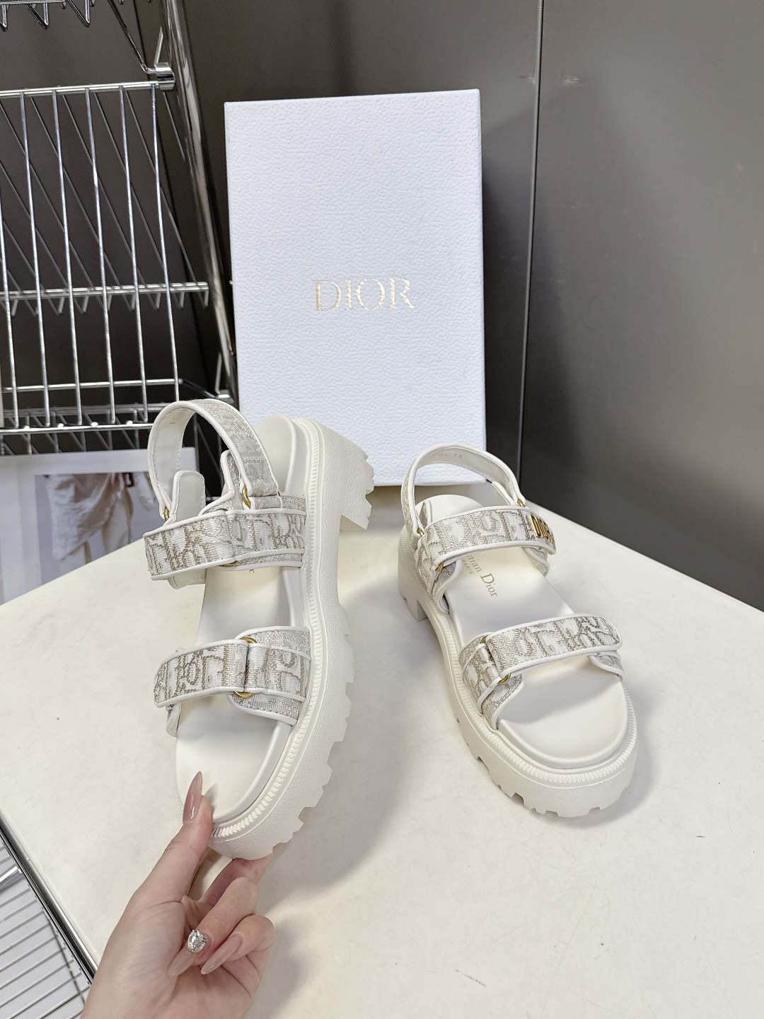 Dior迪奥春夏最新款魔术贴凉鞋、超多明星网红种草、经典的版型设计➕上迪奥LOGO五金点缀、超好看超百搭