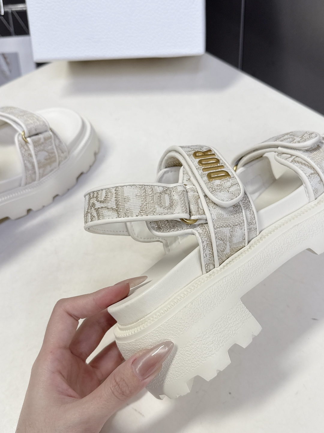 Dior迪奥春夏最新款魔术贴凉鞋、超多明星网红种草、经典的版型设计➕上迪奥LOGO五金点缀、超好看超百搭