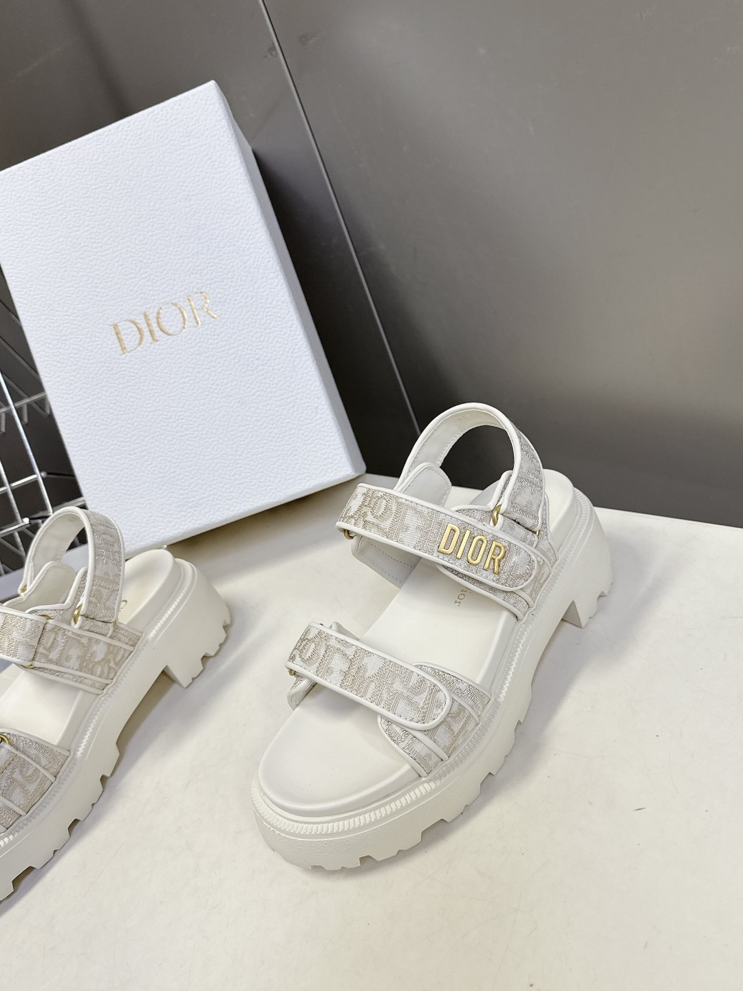 Dior迪奥春夏最新款魔术贴凉鞋、超多明星网红种草、经典的版型设计➕上迪奥LOGO五金点缀、超好看超百搭