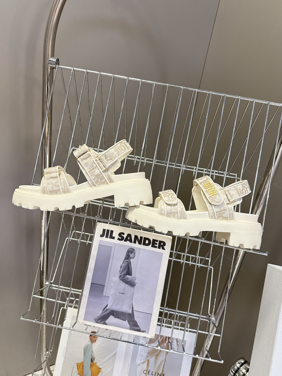 Dior迪奥春夏最新款魔术贴凉鞋、超多明星网红种草、经典的版型设计➕上迪奥LOGO五金点缀、超好看超百搭