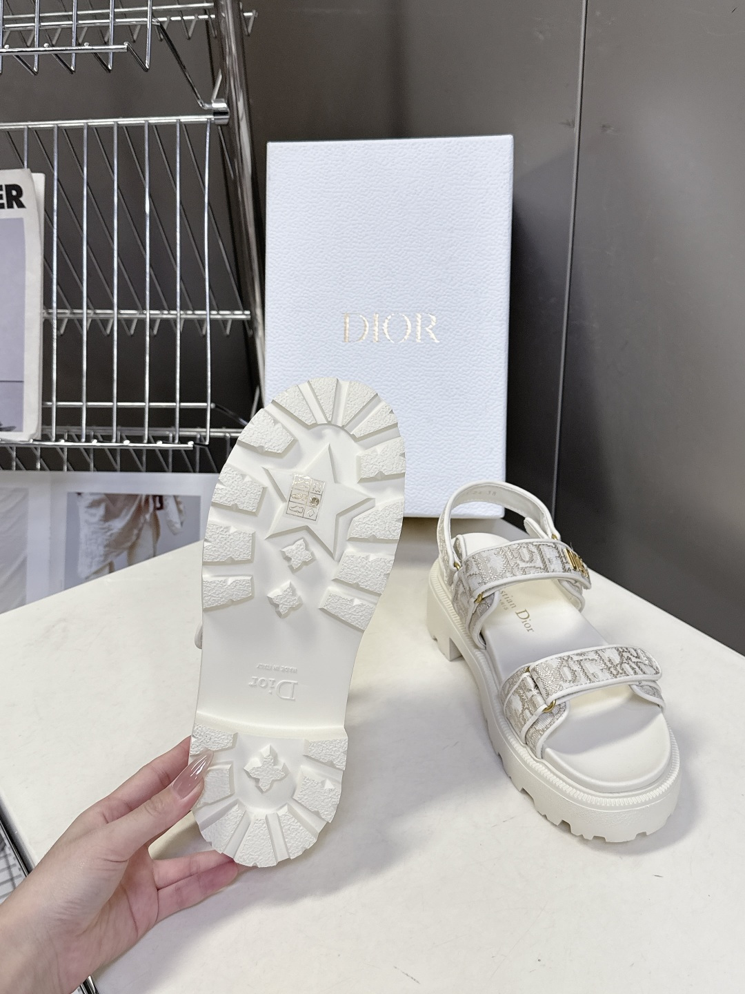 Dior迪奥春夏最新款魔术贴凉鞋、超多明星网红种草、经典的版型设计➕上迪奥LOGO五金点缀、超好看超百搭