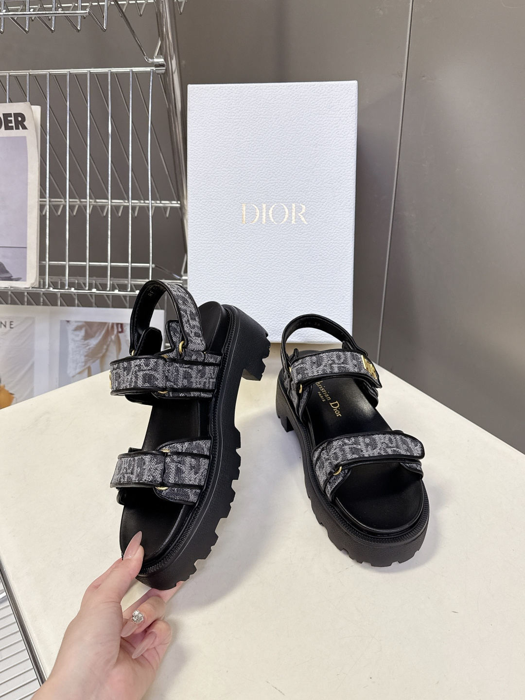 Dior迪奥春夏最新款魔术贴凉鞋、超多明星网红种草、经典的版型设计➕上迪奥LOGO五金点缀、超好看超百搭