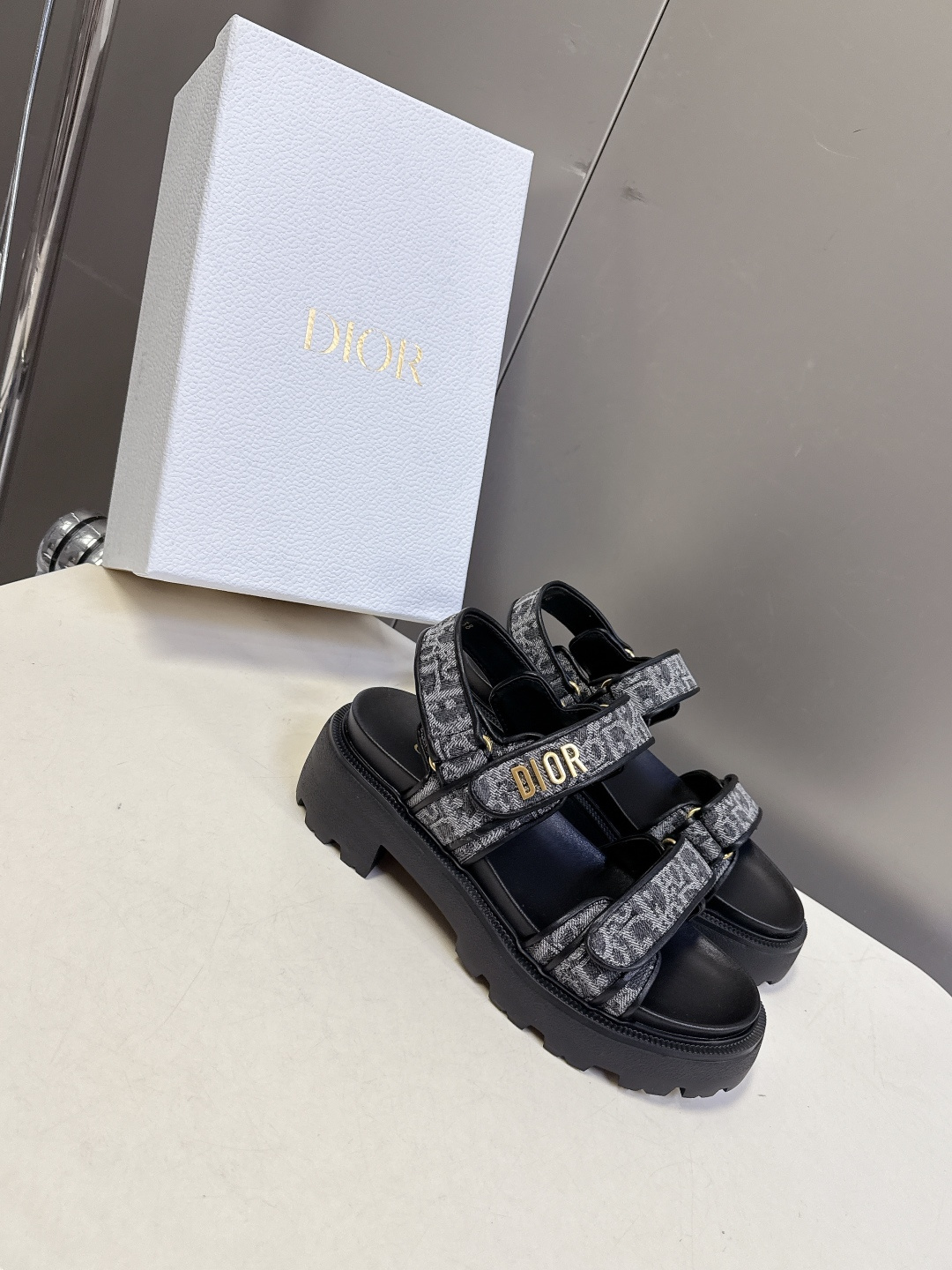 Dior迪奥春夏最新款魔术贴凉鞋、超多明星网红种草、经典的版型设计➕上迪奥LOGO五金点缀、超好看超百搭