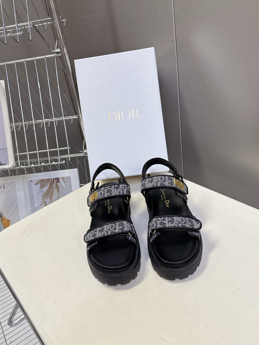 Dior迪奥春夏最新款魔术贴凉鞋、超多明星网红种草、经典的版型设计➕上迪奥LOGO五金点缀、超好看超百搭