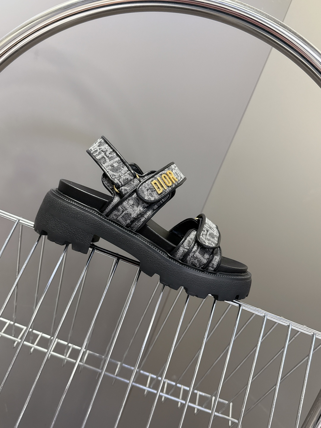 Dior迪奥春夏最新款魔术贴凉鞋、超多明星网红种草、经典的版型设计➕上迪奥LOGO五金点缀、超好看超百搭
