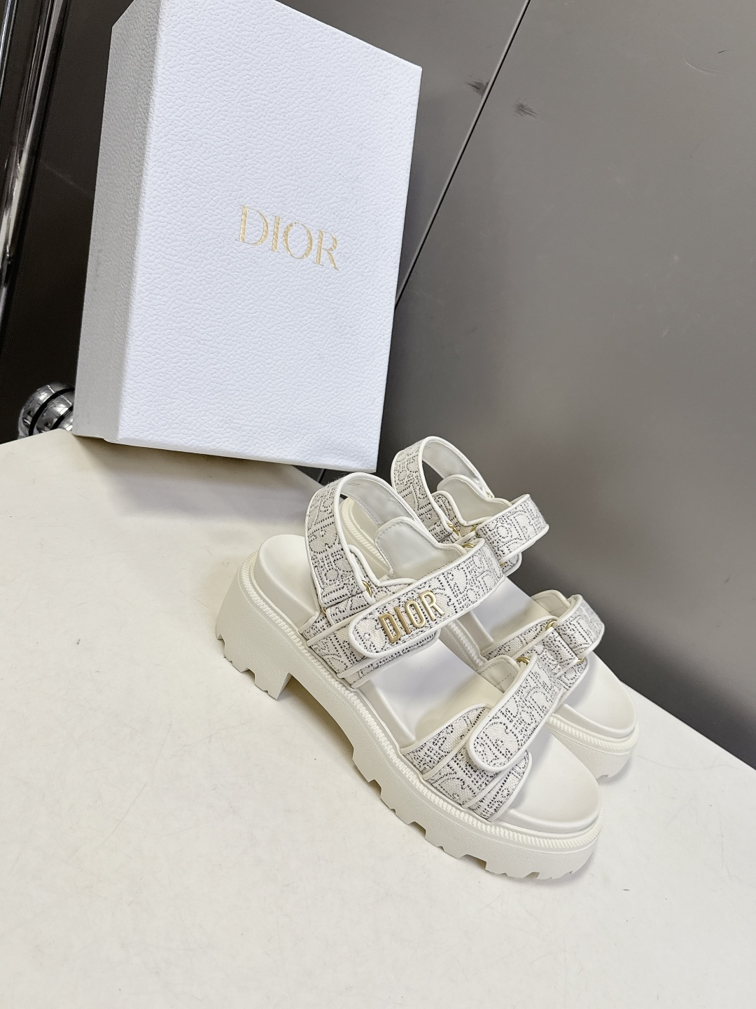 Dior迪奥春夏最新款魔术贴凉鞋、超多明星网红种草、经典的版型设计➕上迪奥LOGO五金点缀、超好看超百搭