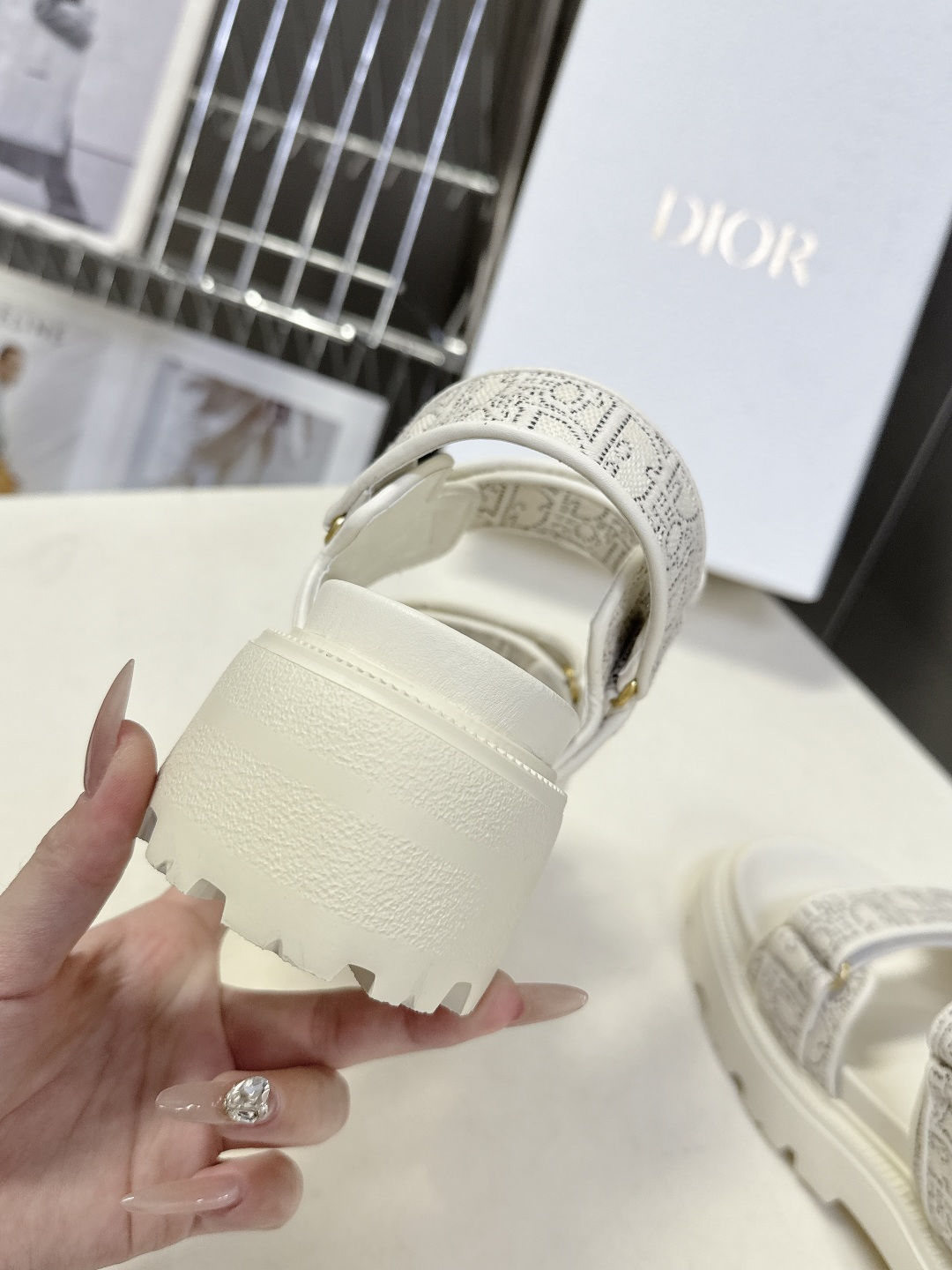 Dior迪奥春夏最新款魔术贴凉鞋、超多明星网红种草、经典的版型设计➕上迪奥LOGO五金点缀、超好看超百搭