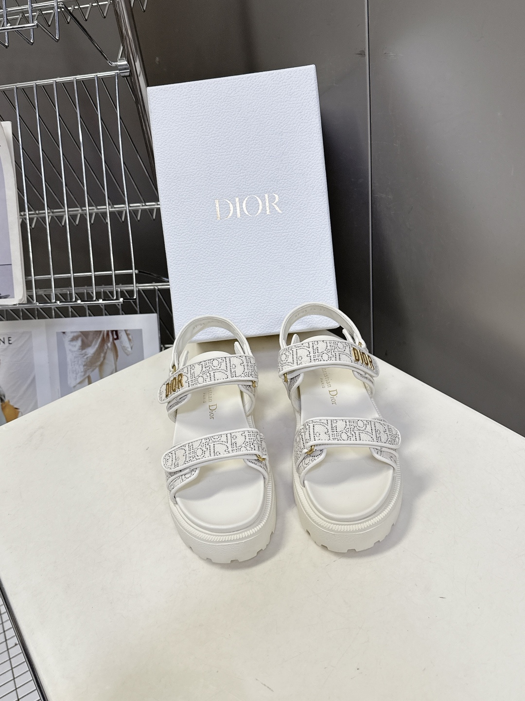 Dior迪奥春夏最新款魔术贴凉鞋、超多明星网红种草、经典的版型设计➕上迪奥LOGO五金点缀、超好看超百搭