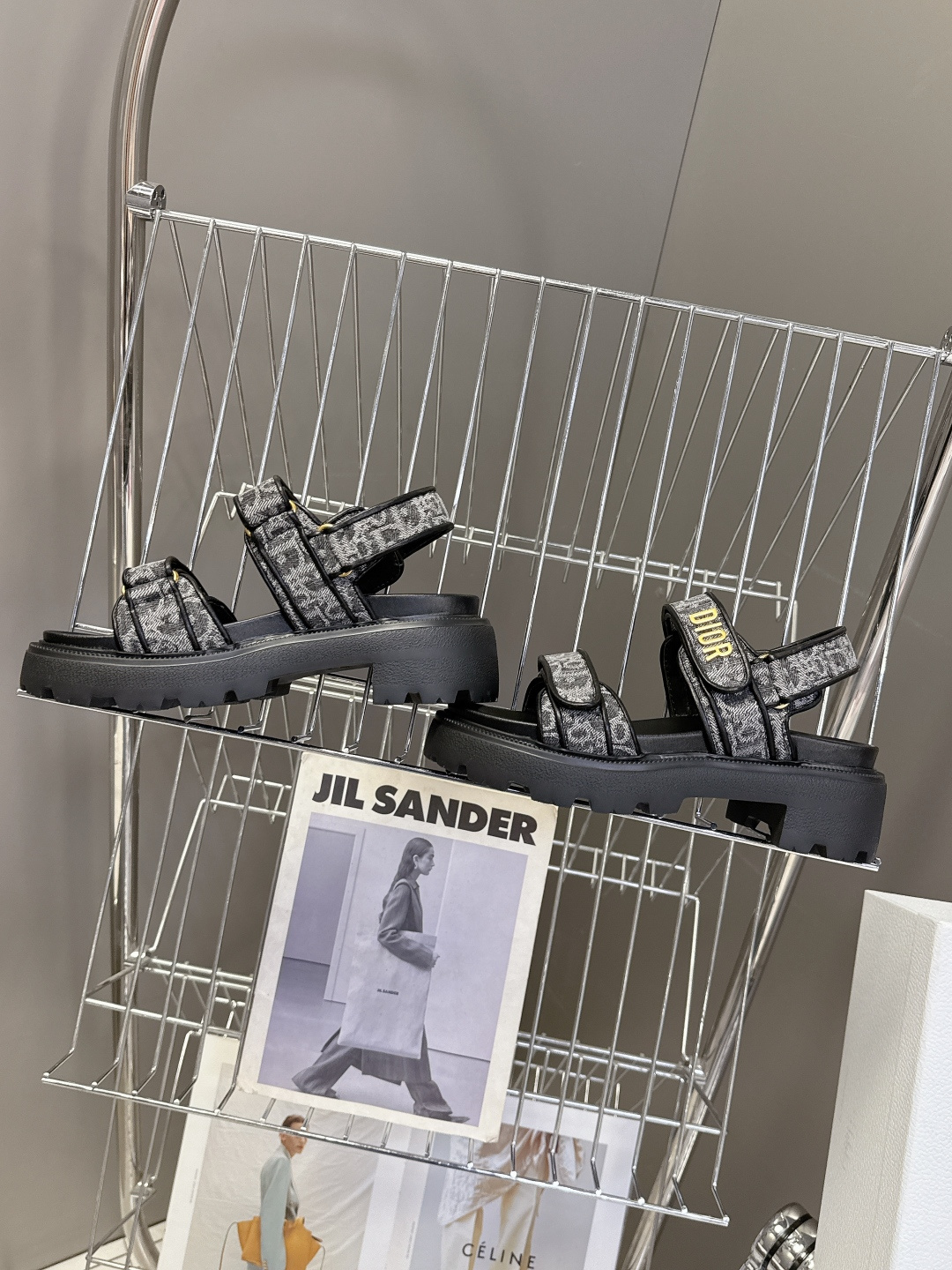 Dior迪奥春夏最新款魔术贴凉鞋、超多明星网红种草、经典的版型设计➕上迪奥LOGO五金点缀、超好看超百搭