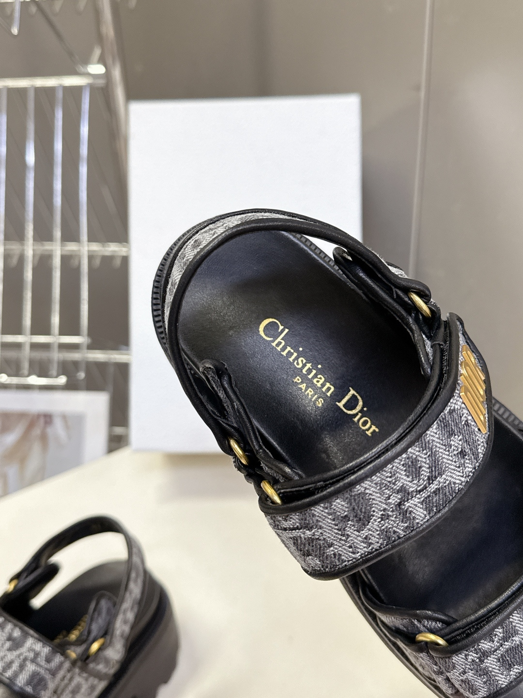 Dior迪奥春夏最新款魔术贴凉鞋、超多明星网红种草、经典的版型设计➕上迪奥LOGO五金点缀、超好看超百搭