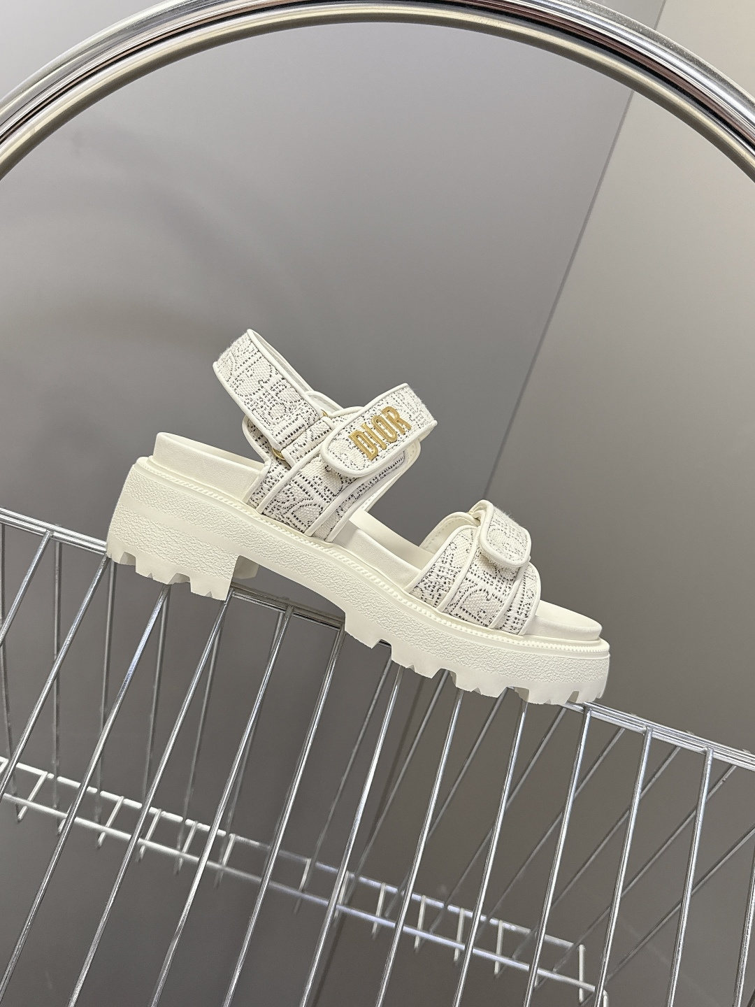 Dior迪奥春夏最新款魔术贴凉鞋、超多明星网红种草、经典的版型设计➕上迪奥LOGO五金点缀、超好看超百搭