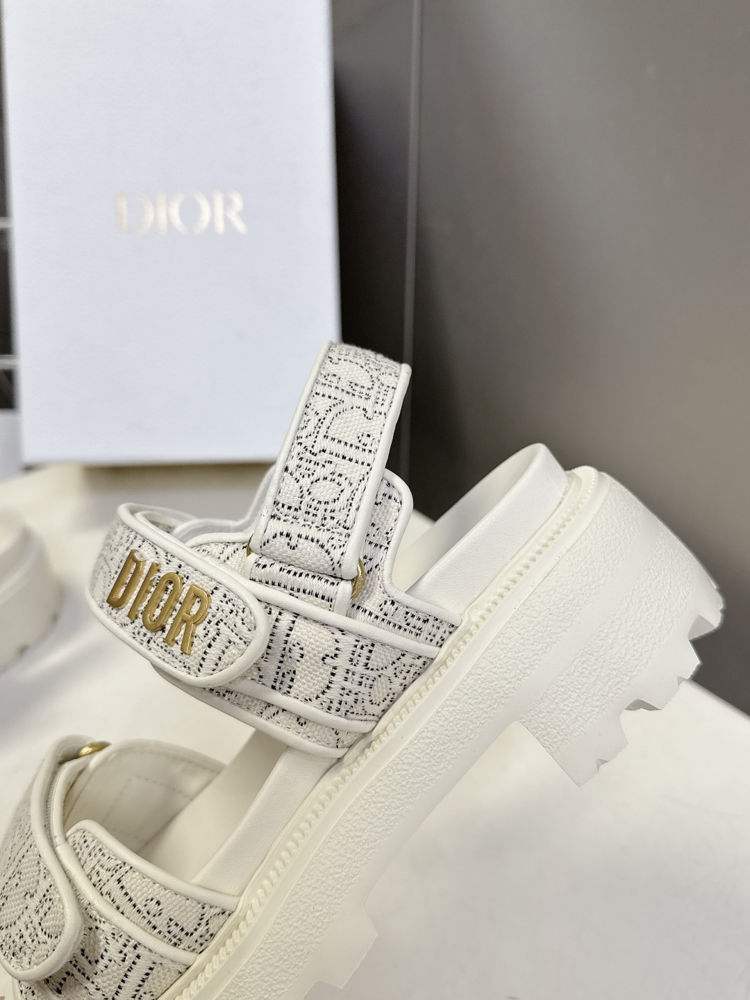 Dior迪奥春夏最新款魔术贴凉鞋、超多明星网红种草、经典的版型设计➕上迪奥LOGO五金点缀、超好看超百搭