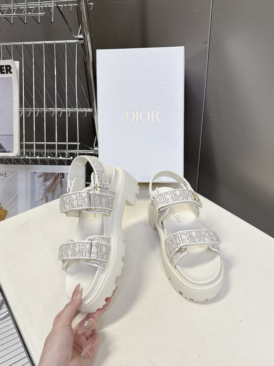 Dior迪奥春夏最新款魔术贴凉鞋、超多明星网红种草、经典的版型设计➕上迪奥LOGO五金点缀、超好看超百搭