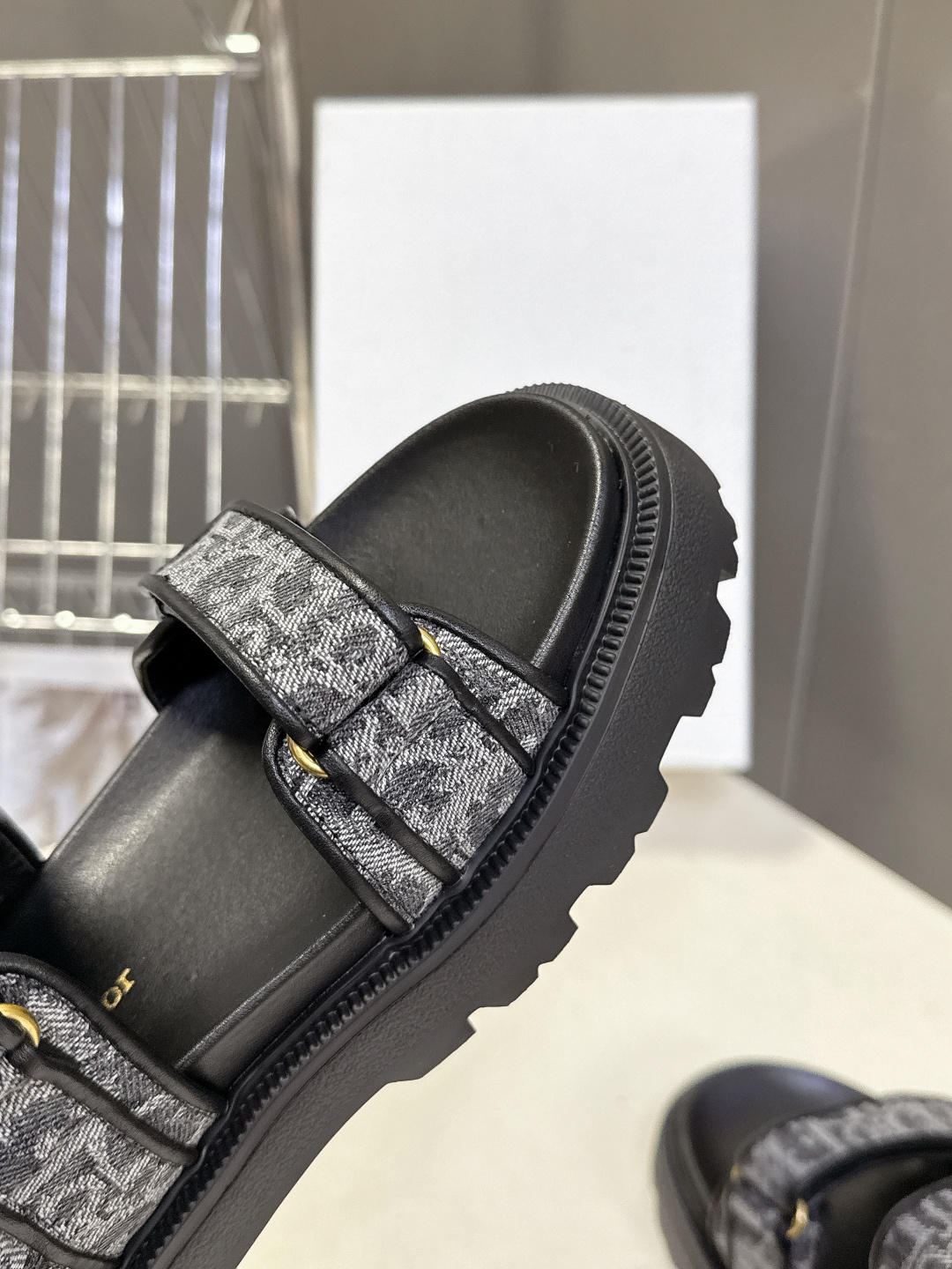 Dior迪奥春夏最新款魔术贴凉鞋、超多明星网红种草、经典的版型设计➕上迪奥LOGO五金点缀、超好看超百搭