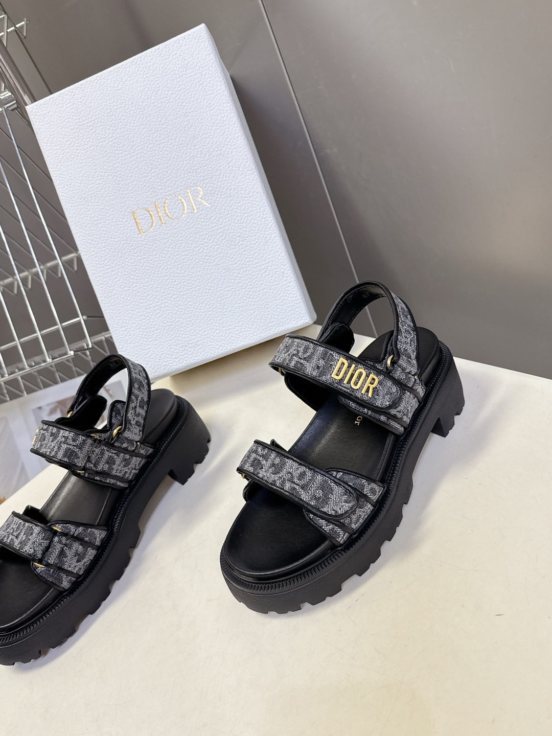 Dior迪奥春夏最新款魔术贴凉鞋、超多明星网红种草、经典的版型设计➕上迪奥LOGO五金点缀、超好看超百搭