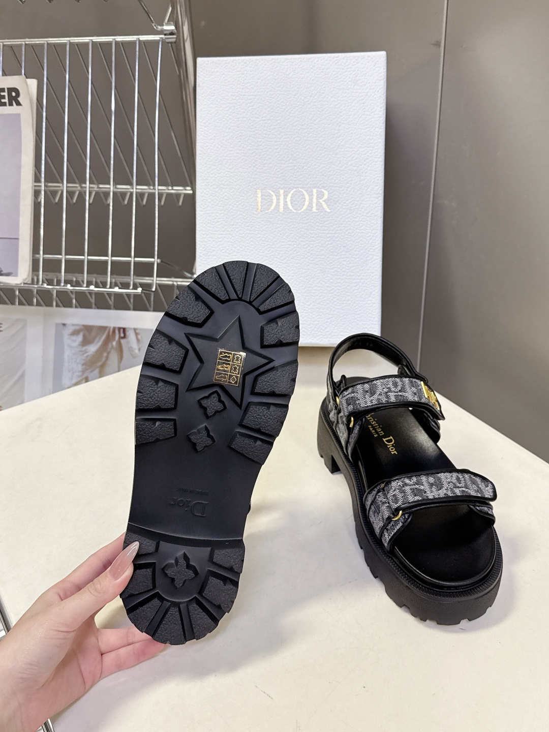 Dior迪奥春夏最新款魔术贴凉鞋、超多明星网红种草、经典的版型设计➕上迪奥LOGO五金点缀、超好看超百搭