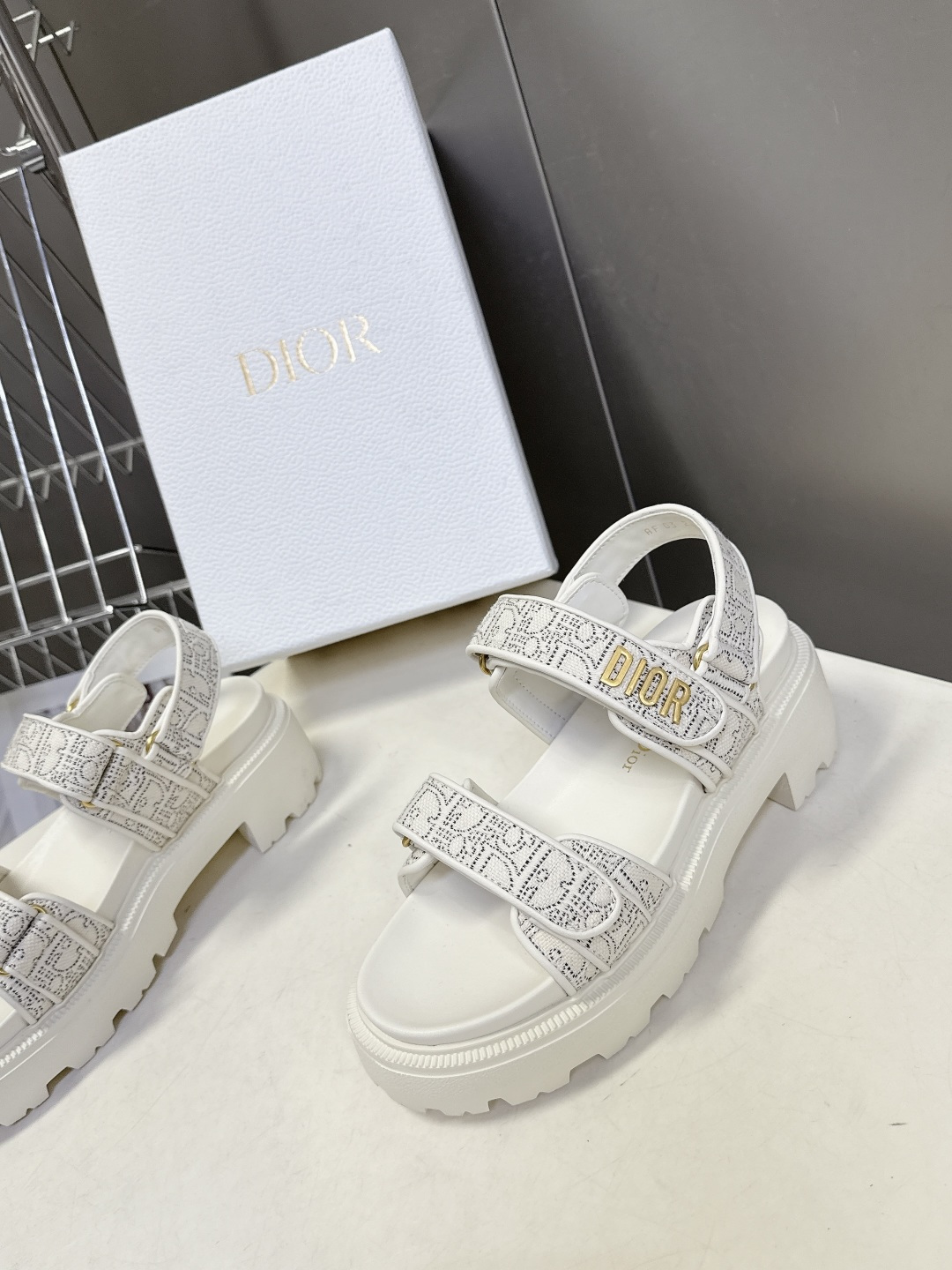 Dior迪奥春夏最新款魔术贴凉鞋、超多明星网红种草、经典的版型设计➕上迪奥LOGO五金点缀、超好看超百搭