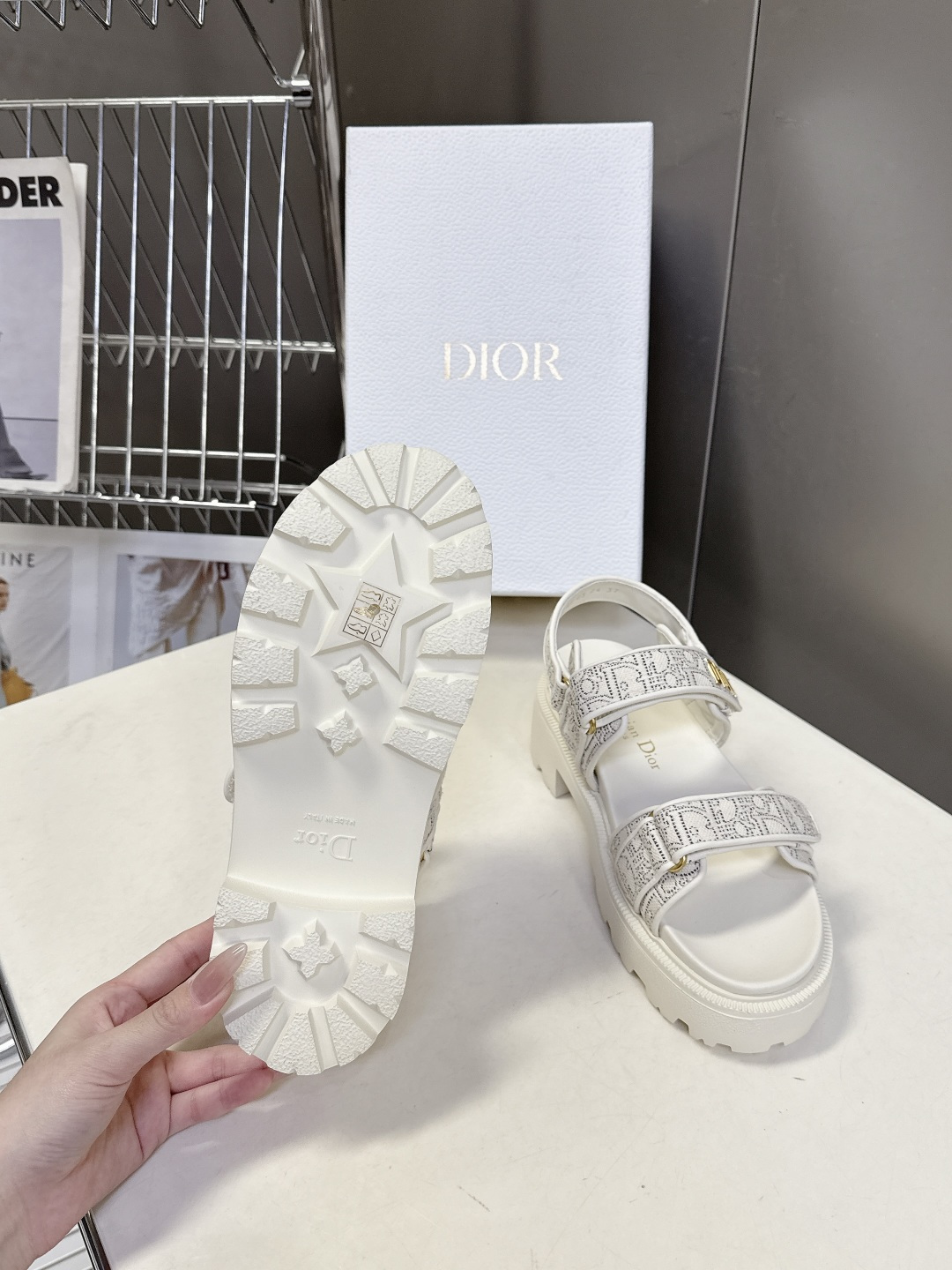 Dior迪奥春夏最新款魔术贴凉鞋、超多明星网红种草、经典的版型设计➕上迪奥LOGO五金点缀、超好看超百搭