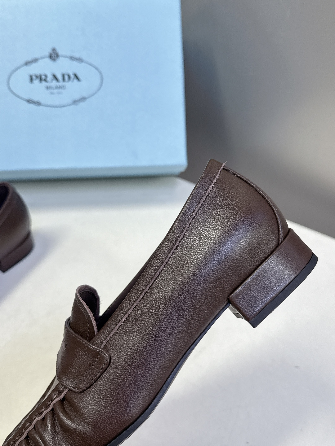 PRADA普拉达2026春夏最新款乐福鞋超多明星网红种草 今年超火的褶皱乐福鞋 柔软细腻 复古又优雅 穿