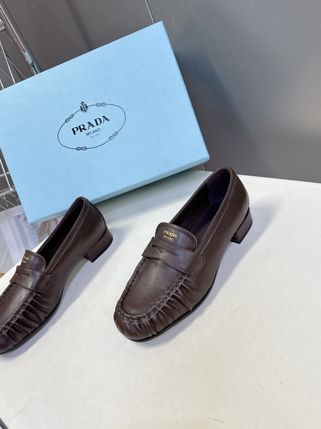 PRADA普拉达2026春夏最新款乐福鞋超多明星网红种草 今年超火的褶皱乐福鞋 柔软细腻 复古又优雅 穿